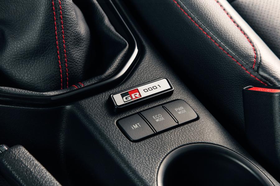 Детали интерьера Toyota Hilux GR Sport Double Cab 2018 года  (LA) (фото 15 из 19)